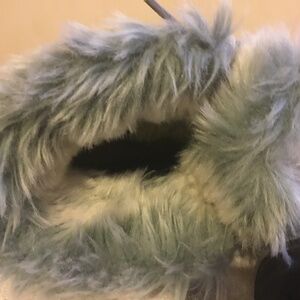 Little girls bear paw snow boots